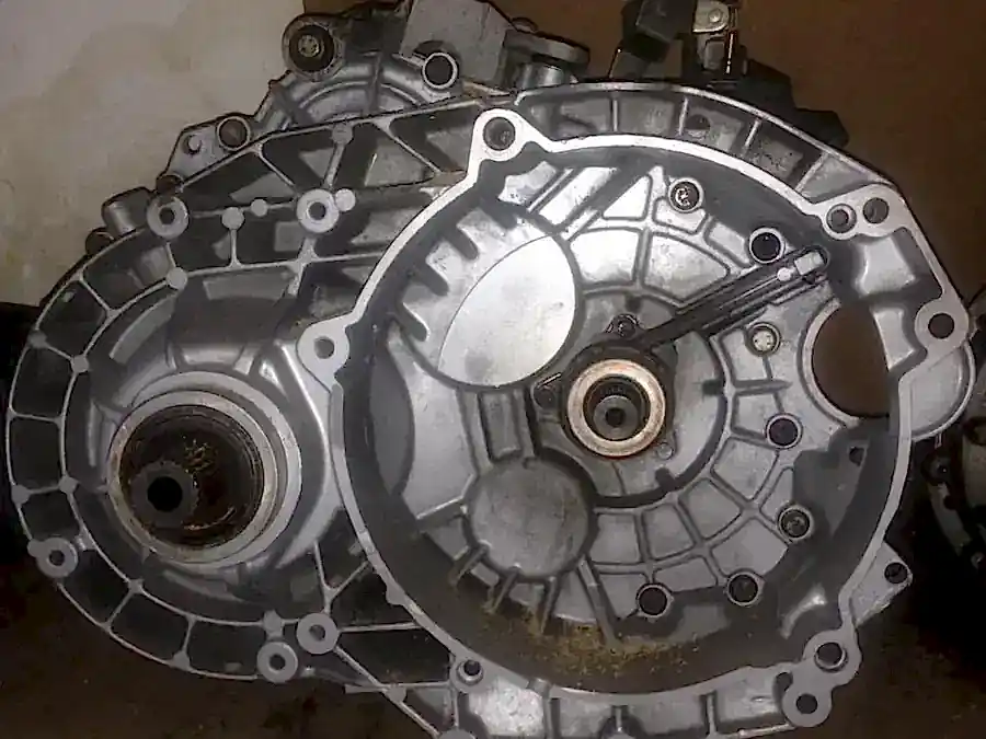 Çıkma şanzıman yakın plan gövde ve bağlantı detayı